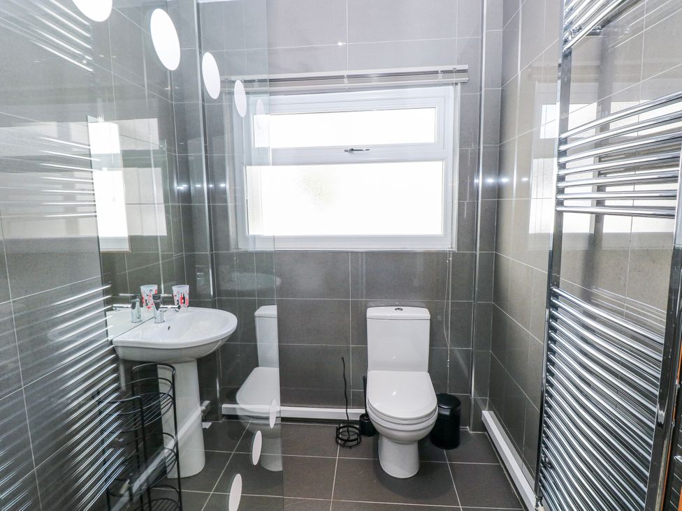 A bathroom with a wash basin and toilet at Moonraker in Saundersfoot