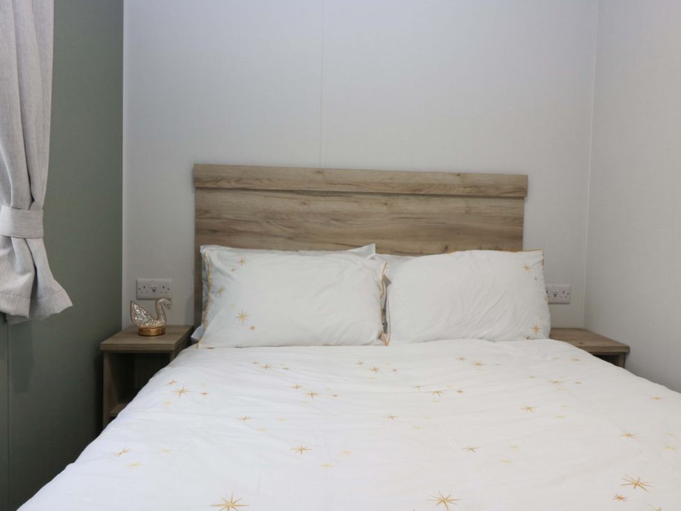 A bedroom with a bed and bedside table at 63 St Andrews in Prestonpans