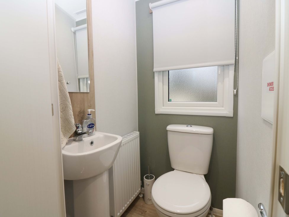 A bathroom with a toilet and sink at 63 St Andrews in Prestonpans