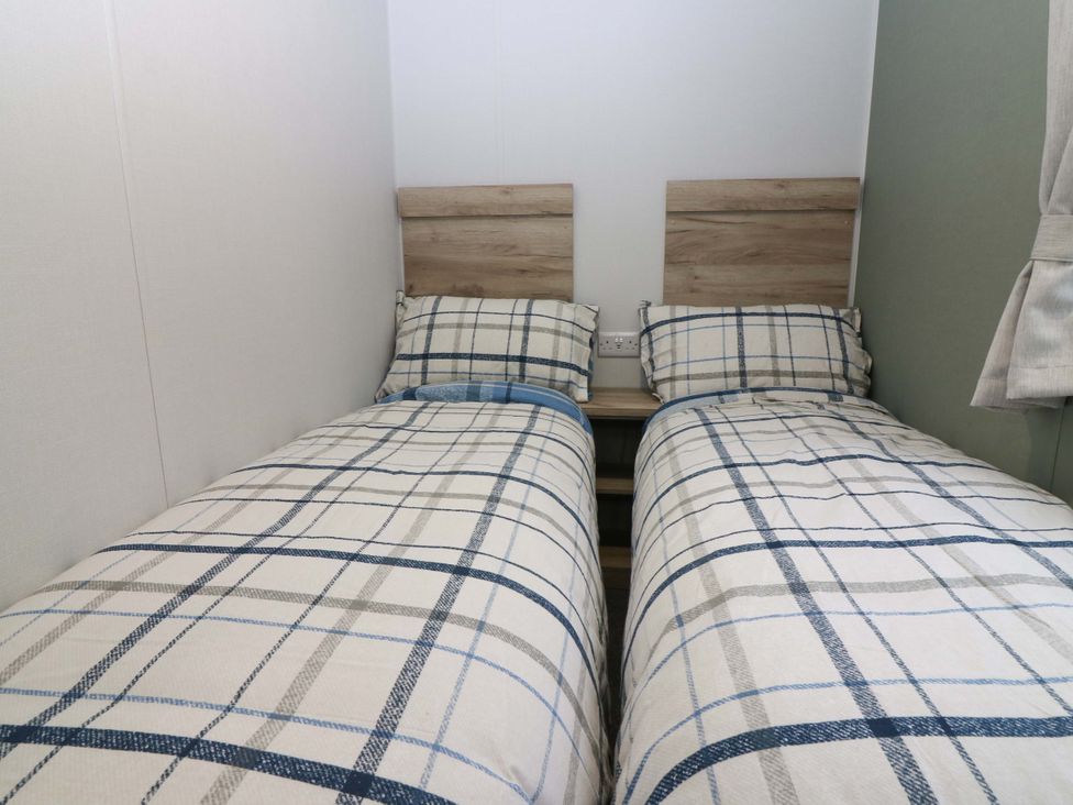 A bedroom with two single beds at 63 St Andrews in Prestonpans