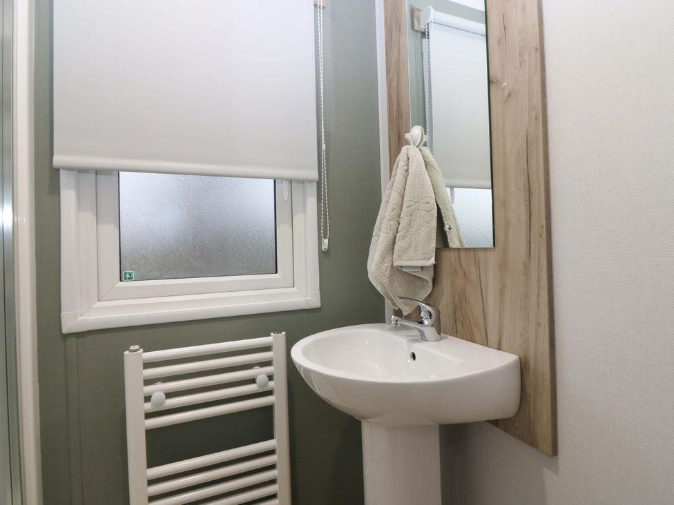 A bathroom with a sink and mirror at 63 St Andrews in Prestonpans
