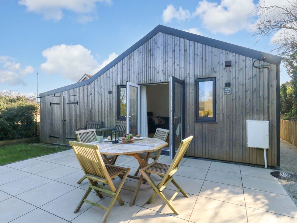 An outdoor area with a table and chairs at The Pebble in Dorchester