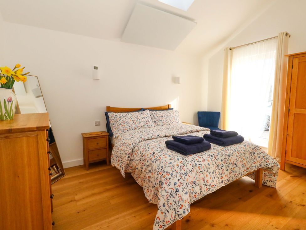 A bedroom with a bed and furniture at The Pebble in Dorchester