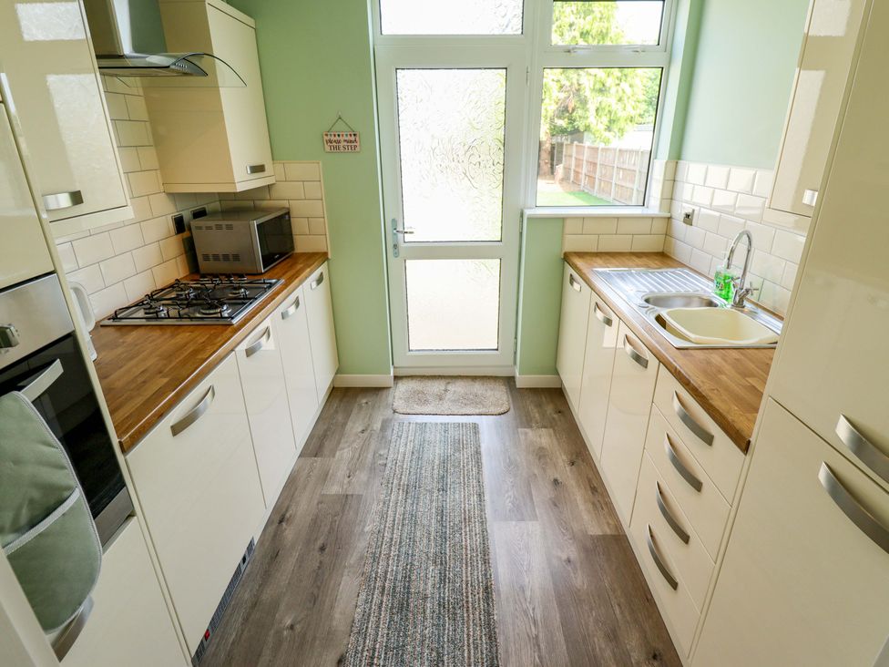 A kitchen with cabinets, a stove, and a sink at 271 Wragby Road in Lincoln