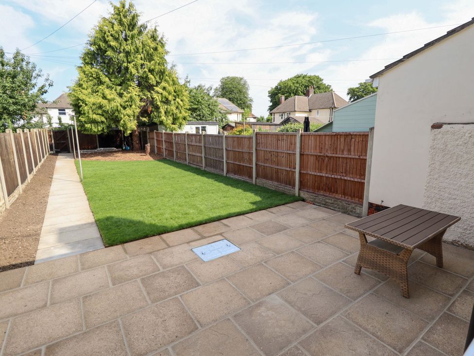 A garden with grass, fence, tree and table at 271 Wragby Road, Lincoln