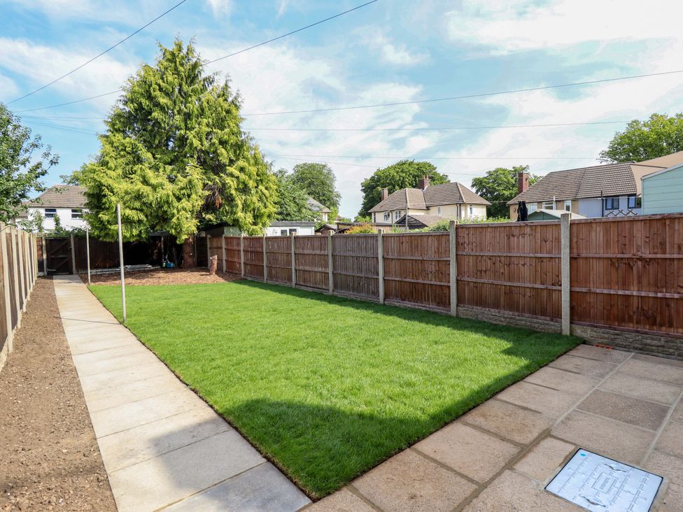A garden with a tree, grass, and fence at 271 Wragby Road, Lincoln