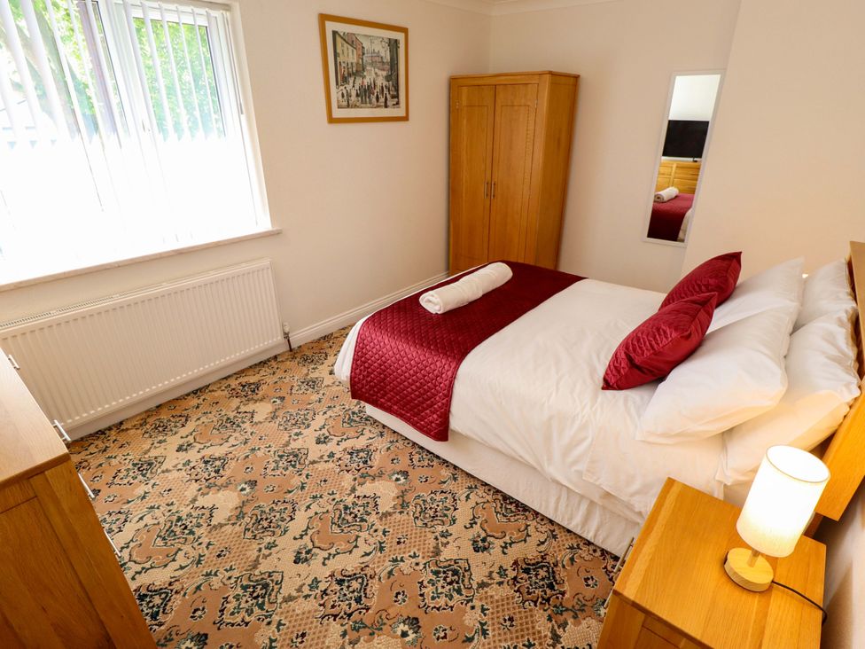 A bedroom with a bed and wardrobe at 271 Wragby Road in Lincoln