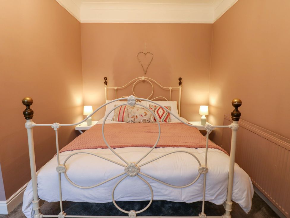 A bedroom with a bed and bedside lamps at Langcliffe House in Kettlewell