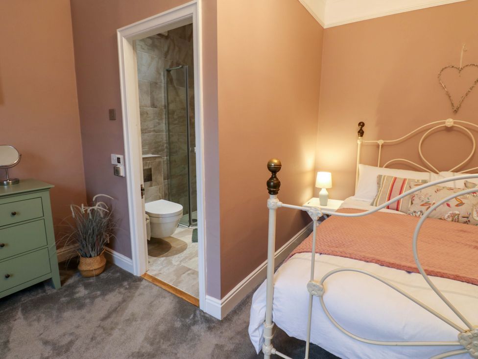 A bedroom with a bed and adjoining bathroom at Langcliffe House in Kettlewell