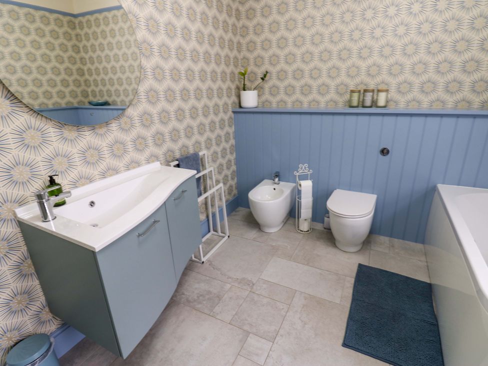 A bathroom with a washbasin and toilet at Langcliffe House in Kettlewell