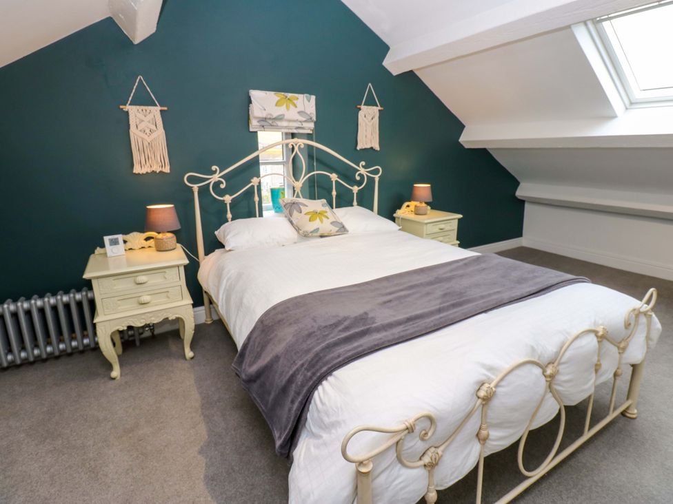 A bedroom with a bed and bedside tables at Langcliffe House in Kettlewell