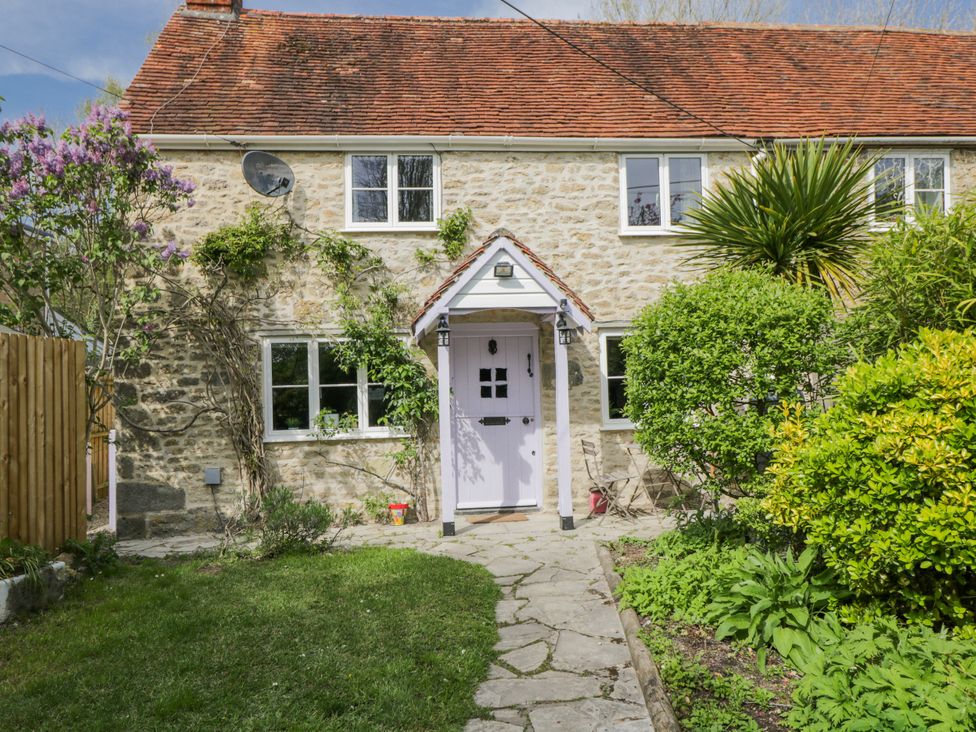 A house with a front garden at Lavender Cottage in Bourton, Dorset
