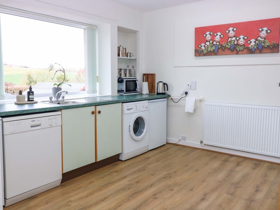 A kitchen with a sink and appliances at Parkhill in Dairsie