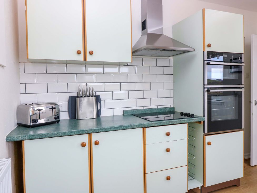 A kitchen with cabinets, a toaster, and an oven at Parkhill in Dairsie