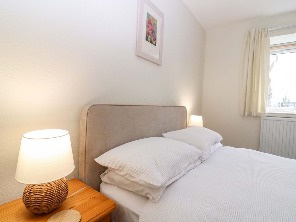 A bedroom with a bed and bedside lamps at Parkhill in Dairsie