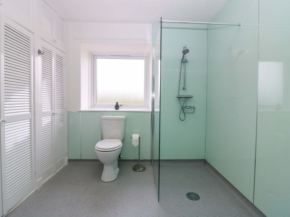 A bathroom featuring a toilet and a shower at Parkhill in Dairsie