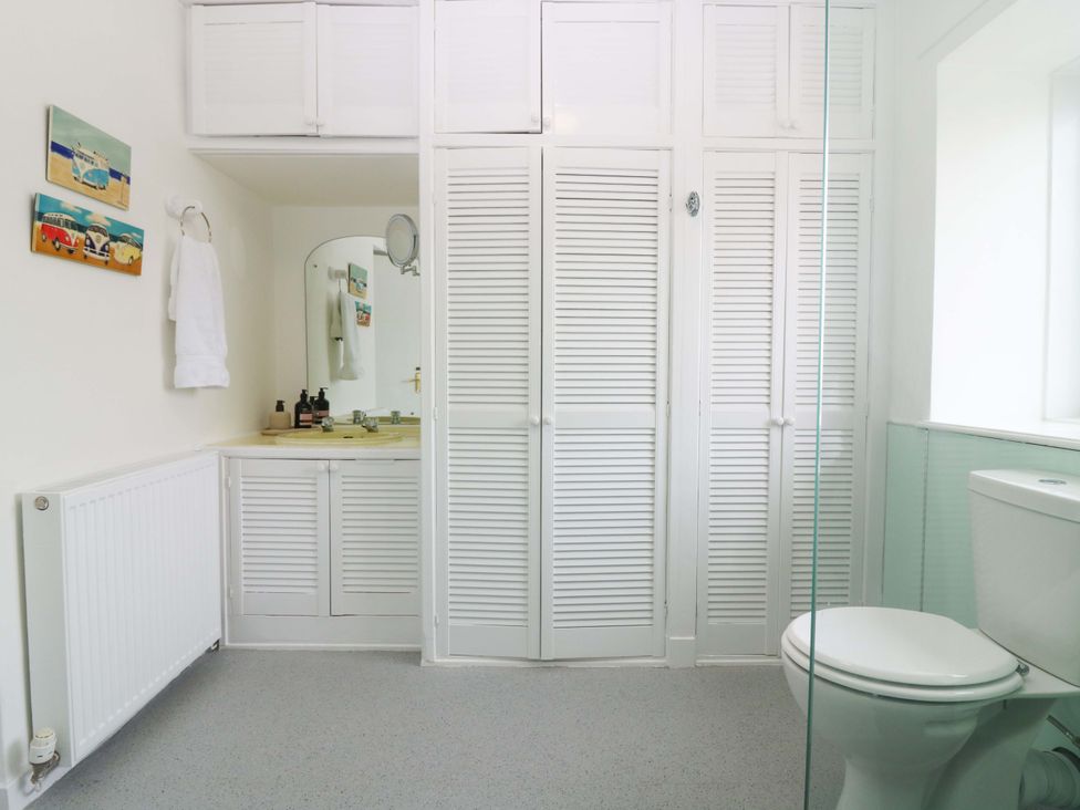 A bathroom with a sink and toilet at Parkhill in Dairsie