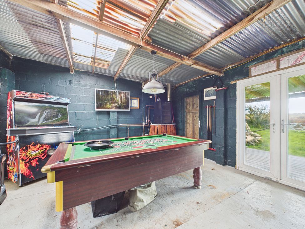 A games room with a roulette table and arcade machine at Tor Farm Advent near Camelford