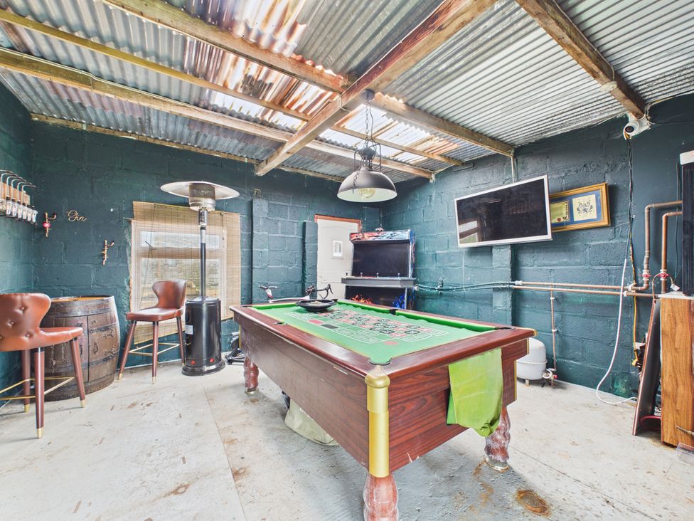 A games room featuring a pool table and bar stools at Tor Farm Advent near Camelford