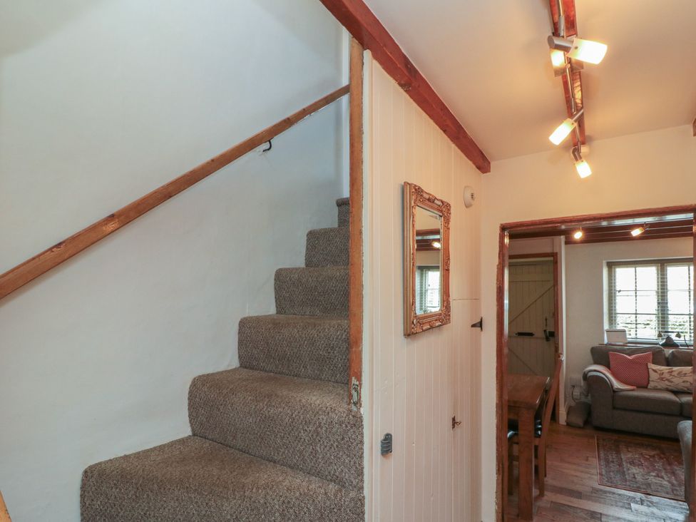 A staircase and mirror in a hallway at Isla cottage 