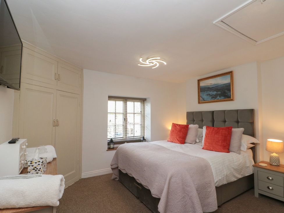 A bedroom with a bed and wardrobe at Isla cottage in 