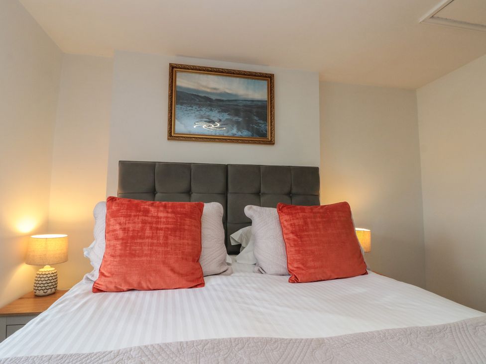 A bedroom with a bed and lamps at Isla cottage