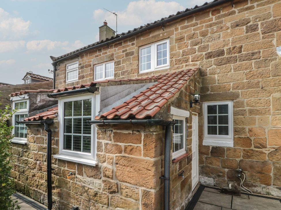 An exterior view of a house at Isla cottage