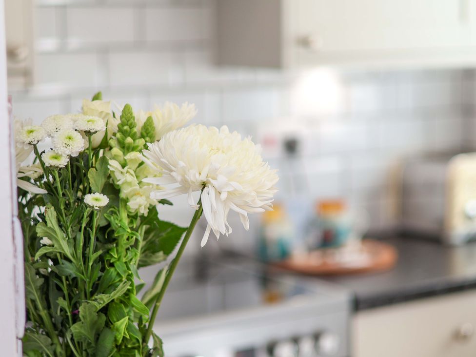 A bouquet of flowers in a kitchen at 1 Rosedale Abbey