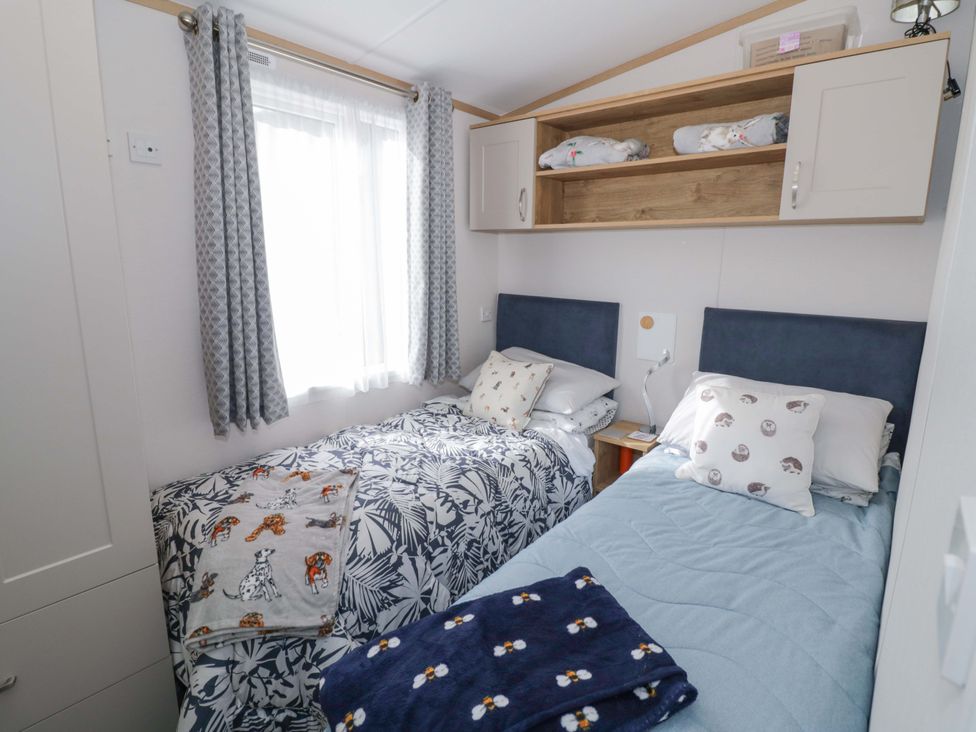 A bedroom with twin beds and a window at AV18 Tiddington