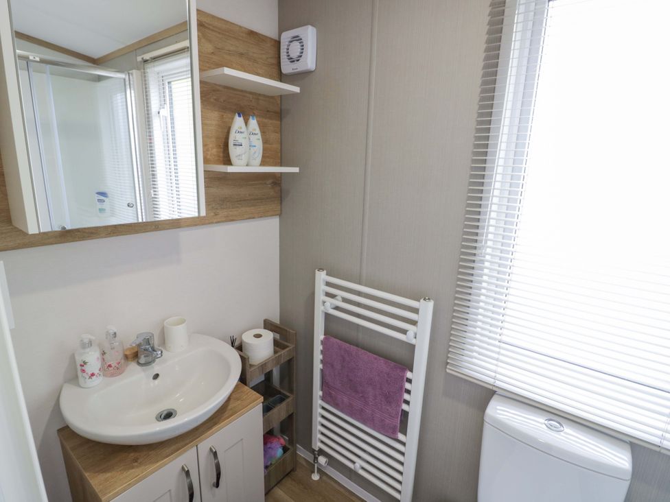 A bathroom with a sink and mirror at AV18 in Tiddington