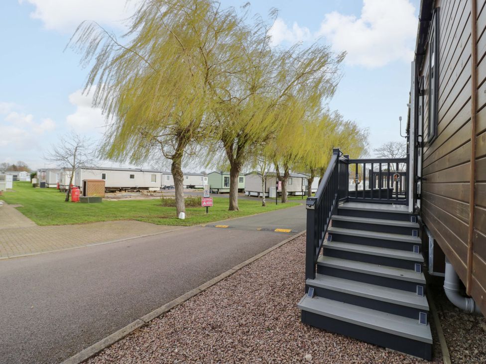 Stairs leading to a caravan near trees at AV18 Tiddington