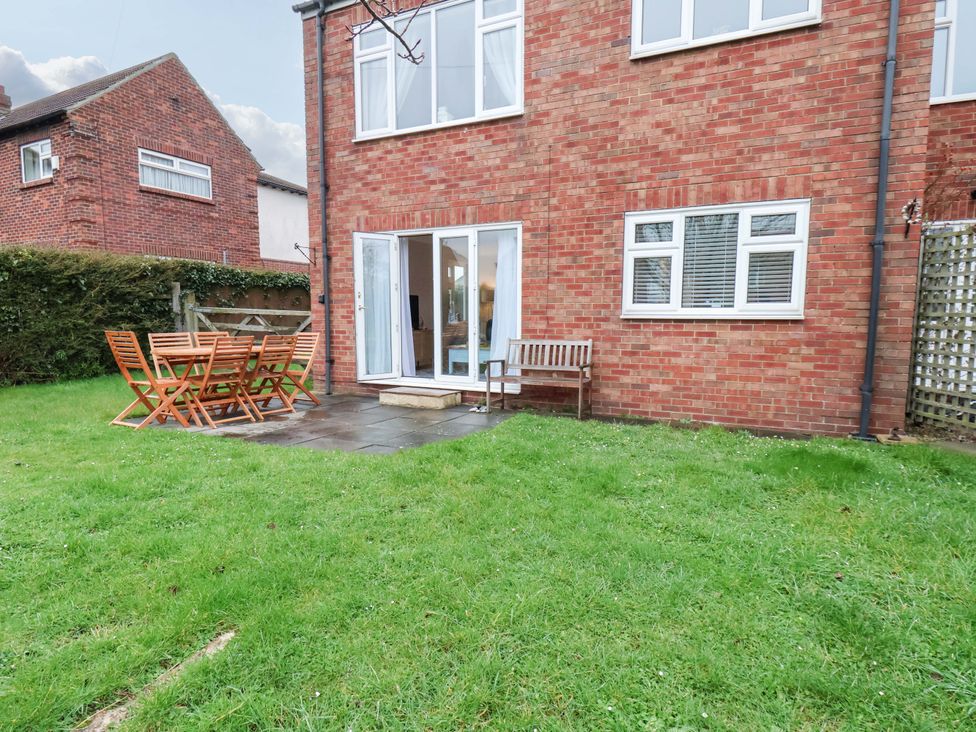 A garden with a dining table and chairs at Flat 1, 40 Hinderwell Lane