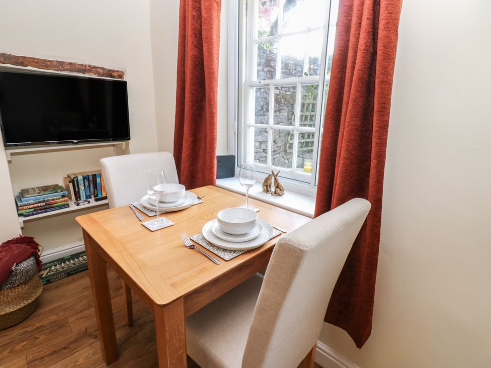 A dining area with a table and chairs at Olive Cottage in Richmond