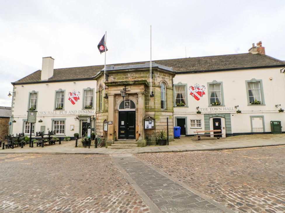 A town hall and pub exterior with outdoor seating at Olive Cottage in Richmond