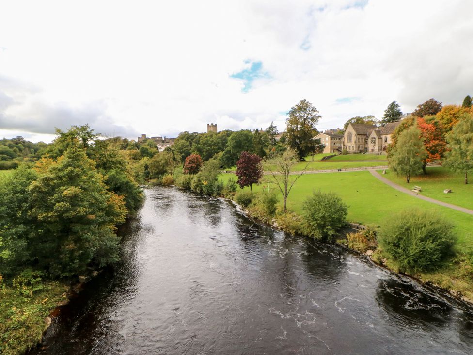 A view of a river with trees and buildings at Olive Cottage in Richmond