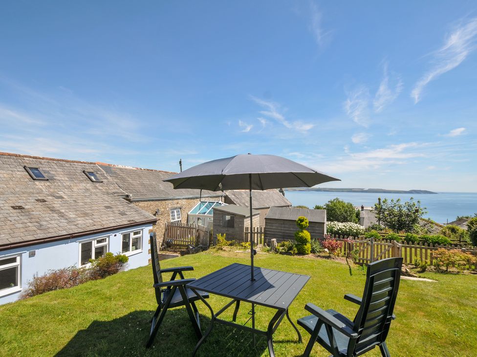 A garden with a table and chairs at Casa Mia in Porthpean near St Austell