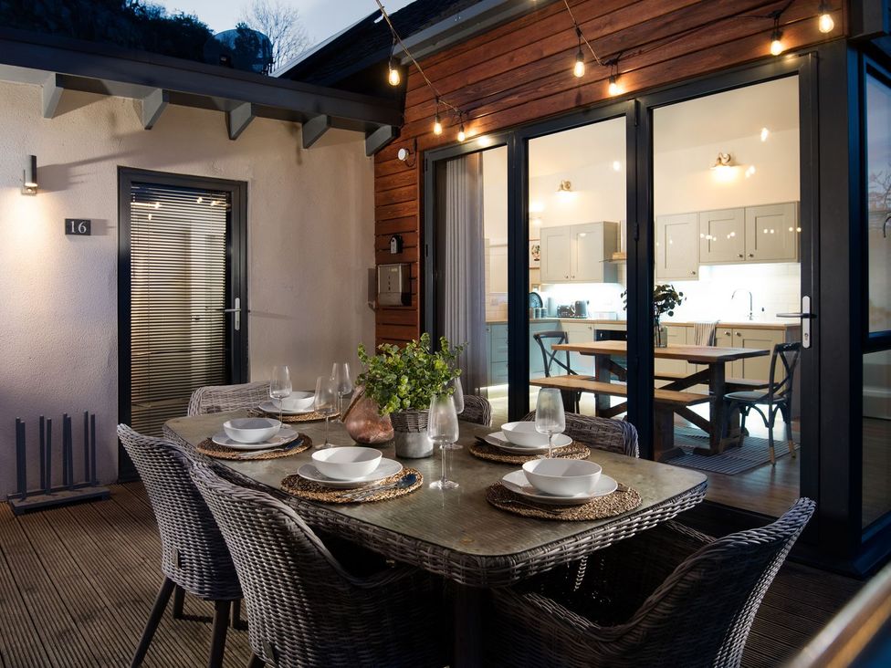 A dining area with a table and chairs at Summerset Lodge