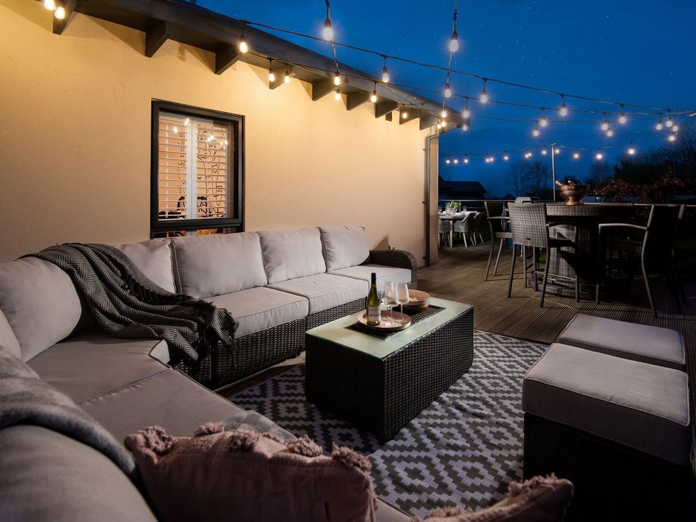 An outdoor seating area with a sofa and coffee table at Summerset Lodge