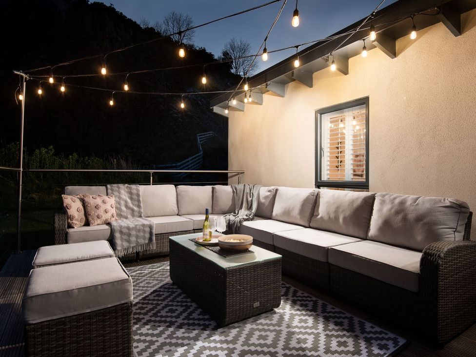 An outdoor seating area with a sofa and coffee table at Summerset Lodge