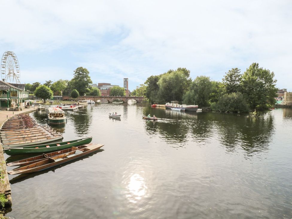 A river with boats and a ferris wheel at 4 Masons Court in Stratford-upon-Avon