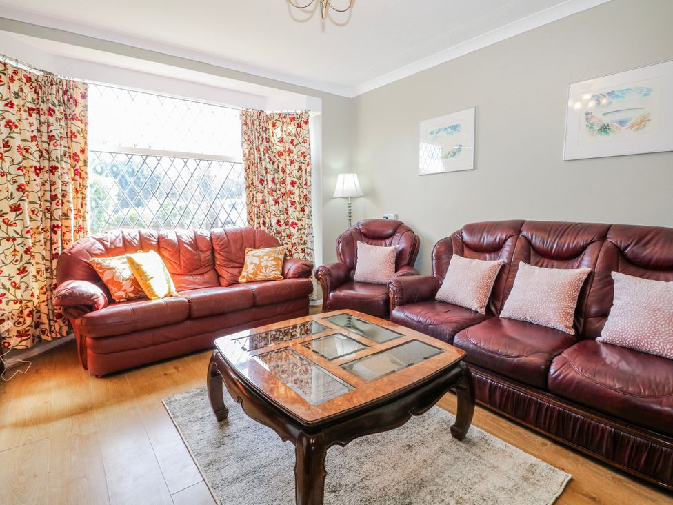 A living room with a sofa and armchairs at The Retreat in Deal