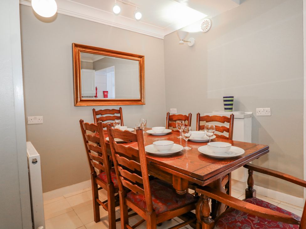 A dining room with a table and chairs at The Retreat in Deal