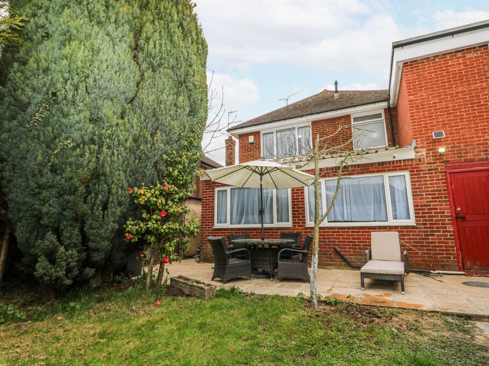 A garden with a patio area and furniture at The Retreat in Deal
