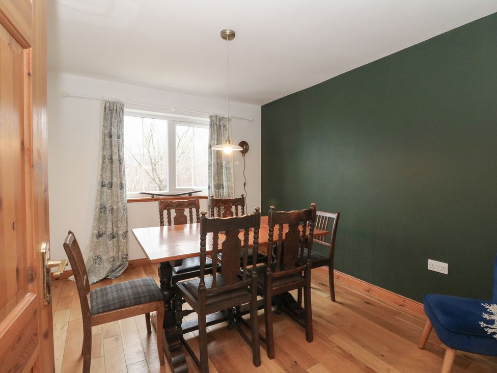 A dining room with a table and chairs at Doire An Daimh 