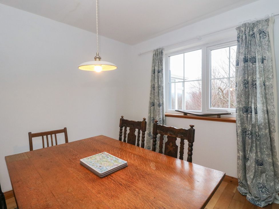 A dining room with a table and chairs at Doire An Daimh 