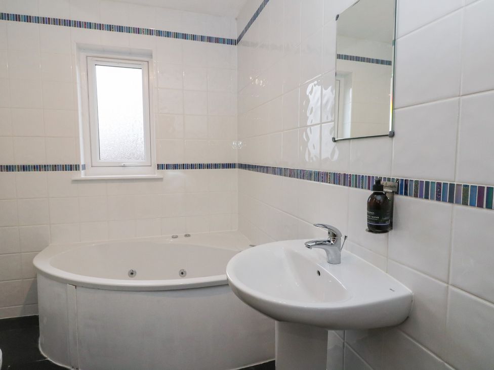 A bathroom with a bath tub and sink at Doire An Daimh