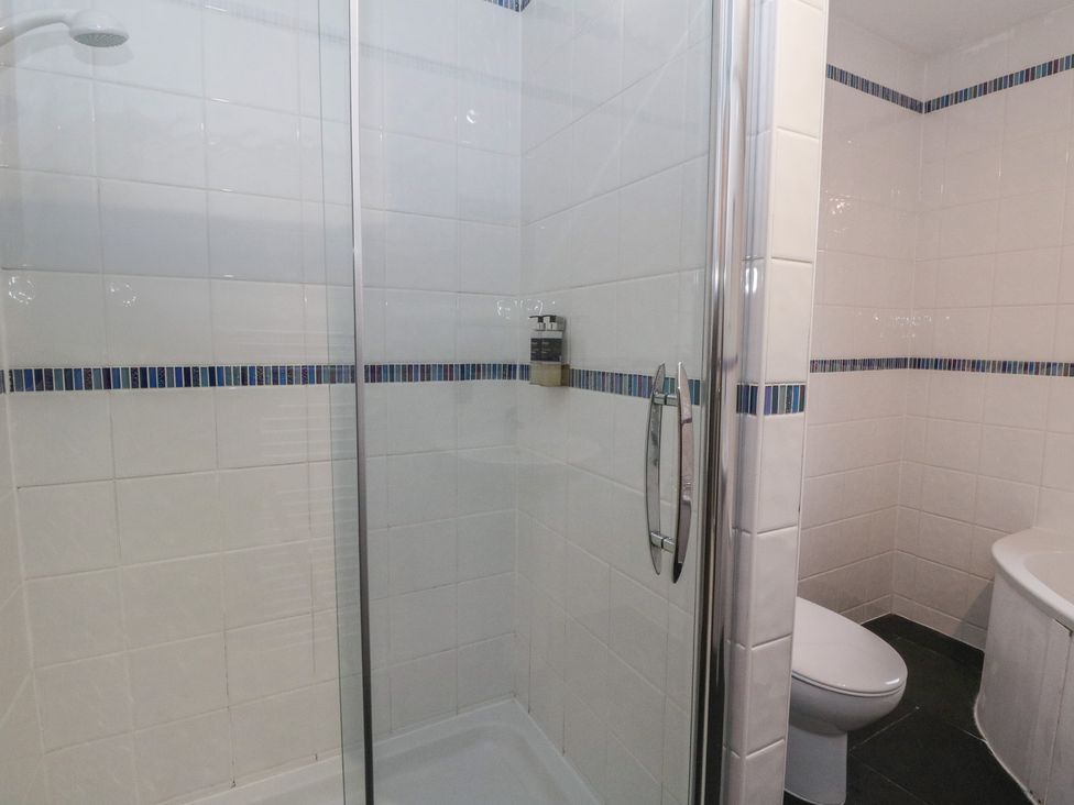 A shower and toilet in a bathroom at Doire An Daimh 