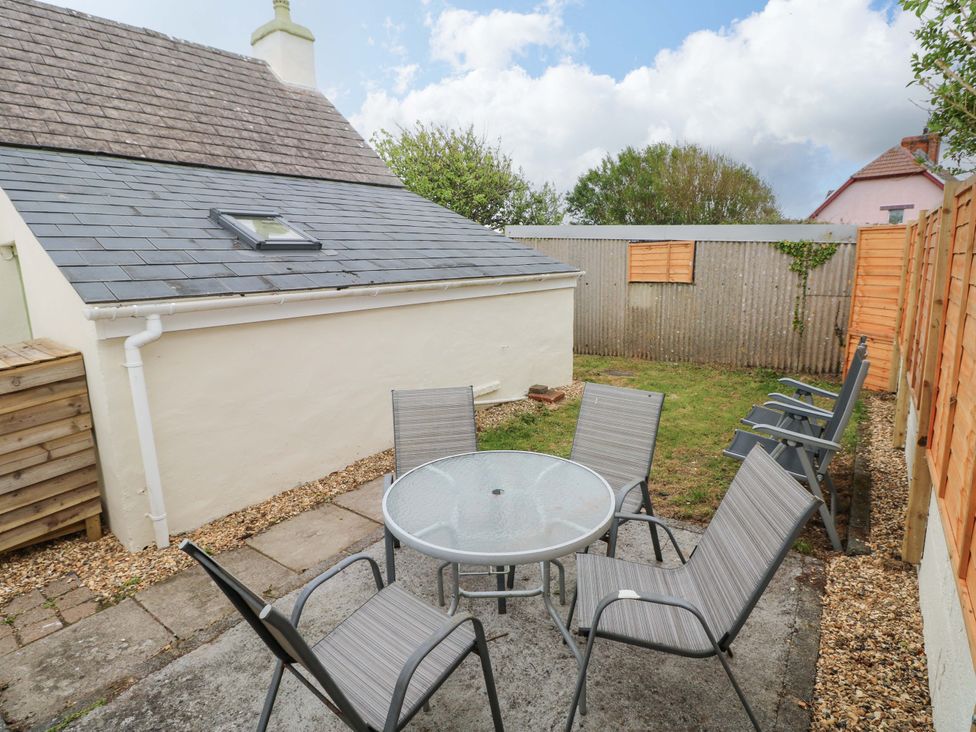 A garden with a table and chairs at Beacon House Marloes near Little Haven