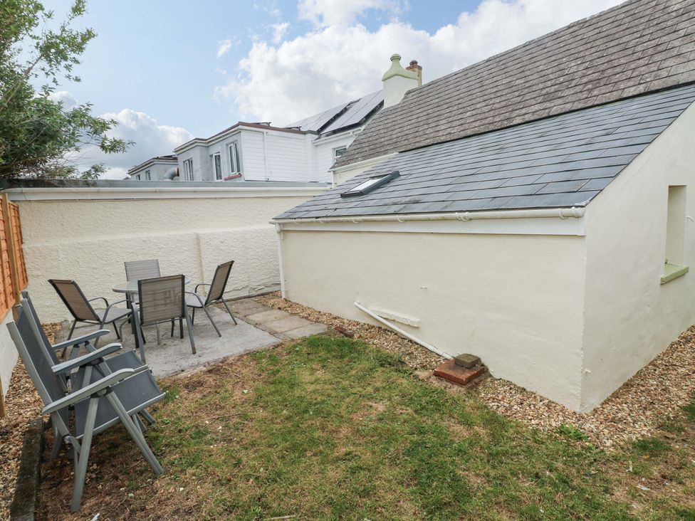 A garden with a table and chairs at Beacon House in Marloes near Little Haven