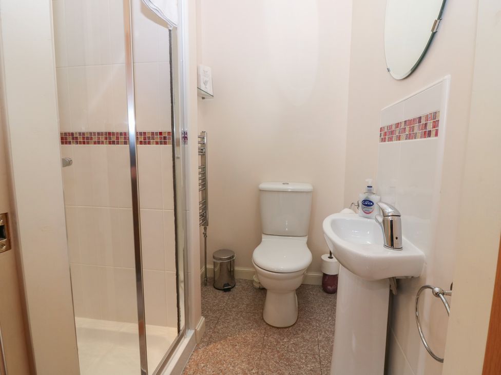A bathroom with a shower, toilet, and sink at Pincerna Apartment Suite 1a, Aberdeen